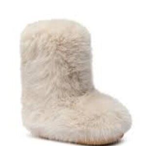 AKIRA AZALEA WANG DIPA IVORY FUR FLAT BOOTIE Size 88